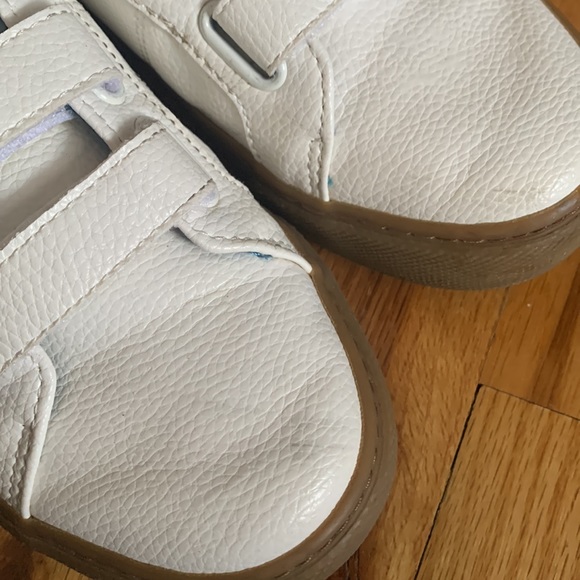 Old Navy Boys Sneakers - Size 4 - Picture 4 of 4